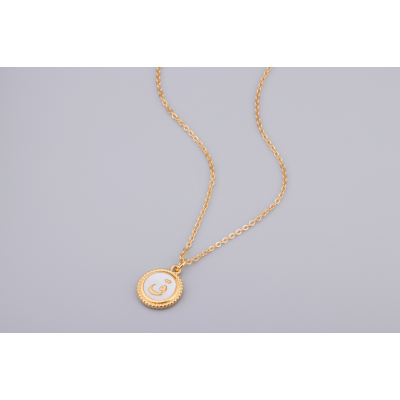 Golden pendant with insertion of a pearly shell medallion decorated with the letter “Qâf” ق